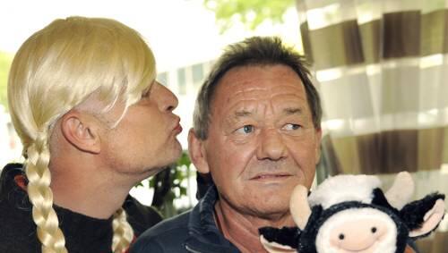 Sorgten für Spaß in der Meistersingerhalle.Stephan Lehman als Gailtalerin und Wolfgang Ambros als stimmgewaltiger Erzähler und Sänger.