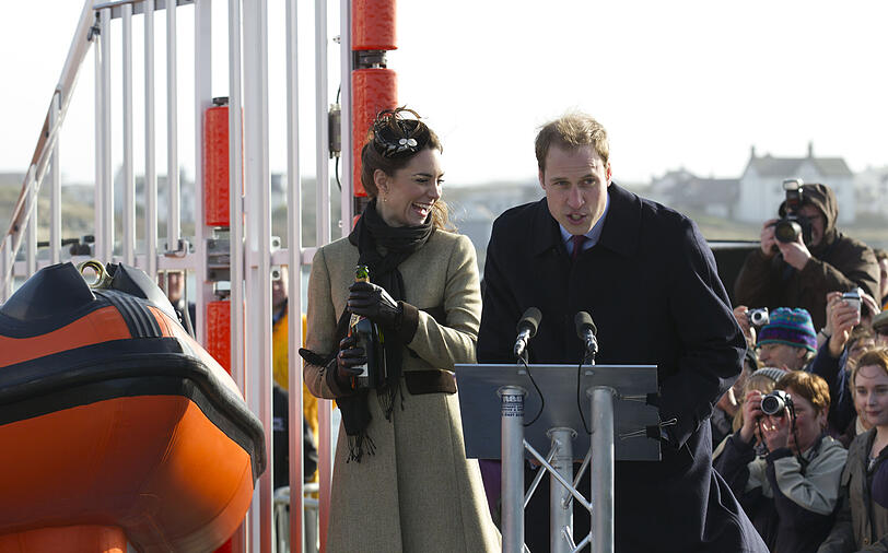 Es war nur ein Rettungsboot &ndash; aber hunderte Shaulustige kamen zu seiner Taufe, weil seine "Paten" keine
geringeren als Prinz William und sein Verlobte Kate Middleton sind. Die Bilder vom Auftritt.
