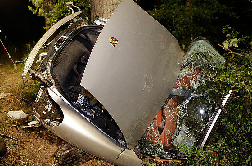 Porsche in zwei Teile gerissen - die Bilder vom Bergungseinsatz.