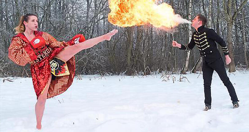 Einst Polizistin, jetzt Flammenmädchen: Die Kickboxerin Julia Irmen feiert ihr Comeback mit einem Imagewandel.