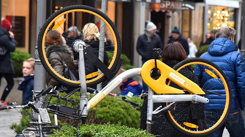 Sieht man immer wieder in der Münchner Innenstadt: oBikes an ungewöhnlichen Orten.