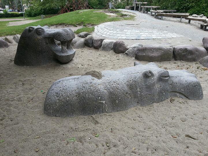 Tiere auf dem Spielplatz? Da freuen sich die Kinder.