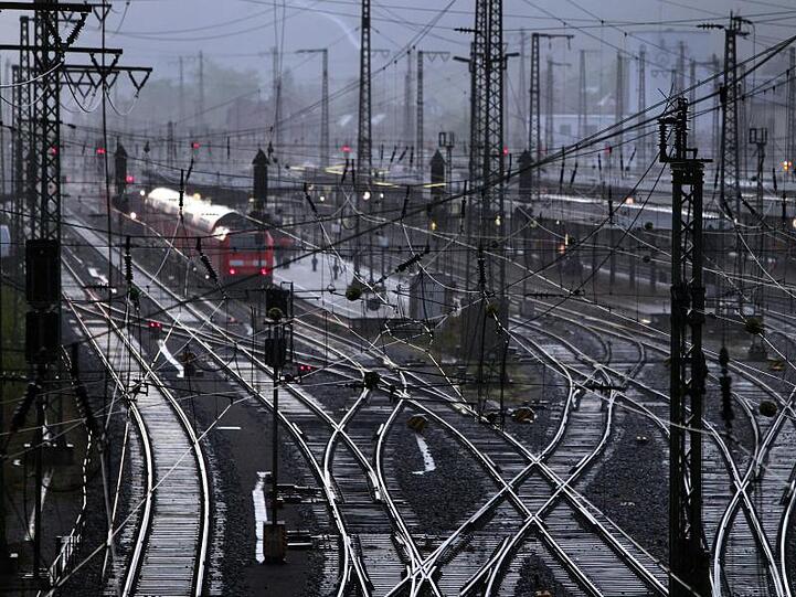 Ein Zug im Hauptbahnhof von Würzburg. Foto: picture alliance/dpa/Archivbild