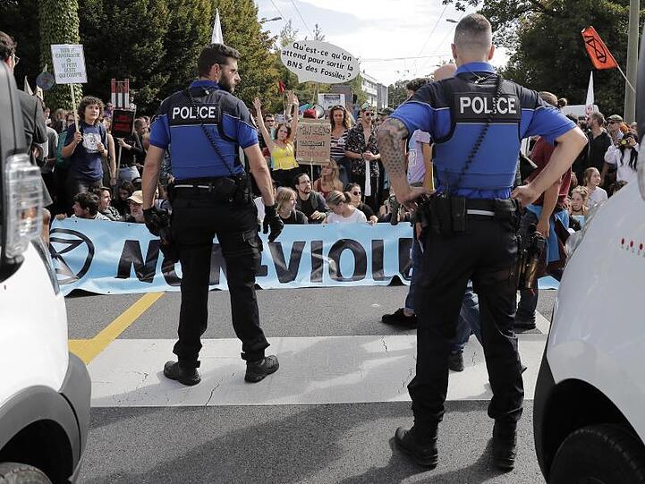 Demonstranten blockieren während des Klimastreiks eine Straße in Lausanne.