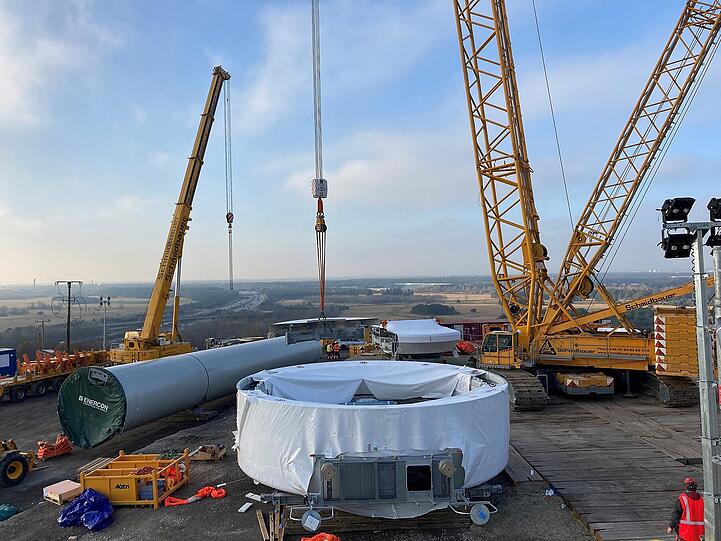 Die schwerste Komponente der neuen Anlage ist der sogenannte Stator - hier noch in Folie gepackt am Boden.