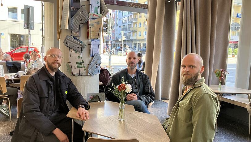 Von links: Andrey, Dmitri und Denis sind vor der Einberufung aus Russland geflohen.