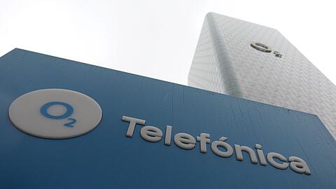 Das Logo von O2 an seiner Deutschlandzentrale in München - die Firma hat schon bessere Zeiten erlebt.