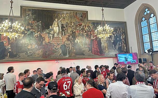 Vom Schal bis zum Trikot: Rot dominiert am Sonntag beim Empfang des FC Bayern im Gro&szlig;en Sitzungssaal.  Foto: