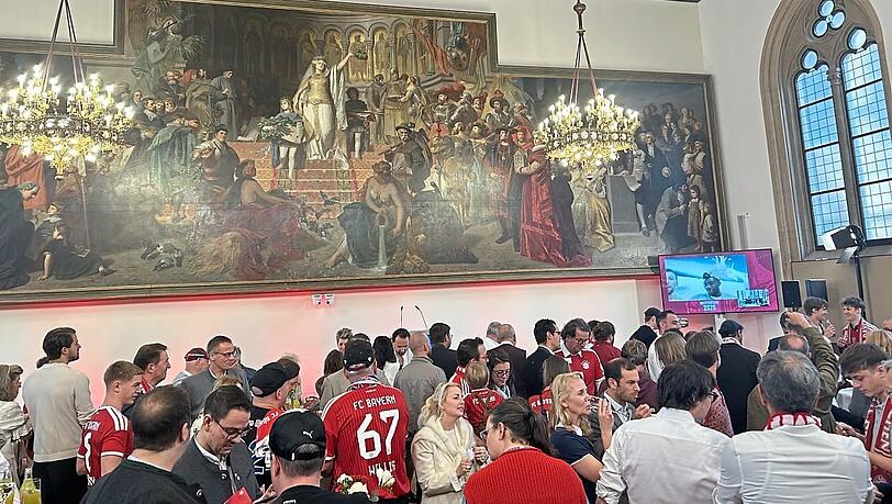 Vom Schal bis zum Trikot: Rot dominiert am Sonntag beim Empfang des FC Bayern im Gro&szlig;en Sitzungssaal.  Foto: