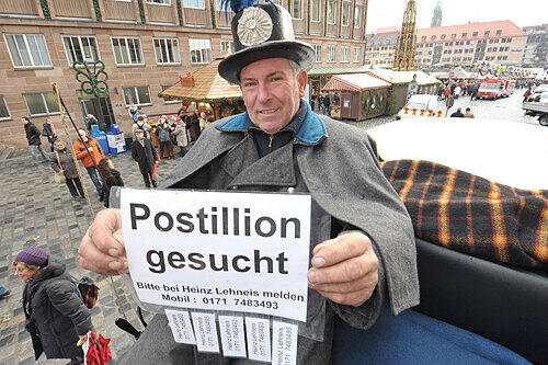 Sucht dringend einen musikalischen Begleiter: Der Christkindlesmarkt-Postkutscher Heinz Lehneis (53) hält ihm den Platz an seiner linken Seite frei.
