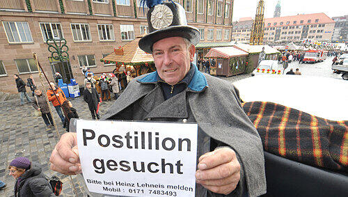 Sucht dringend einen musikalischen Begleiter: Der Christkindlesmarkt-Postkutscher Heinz Lehneis (53) hält ihm den Platz an seiner linken Seite frei. Sucht dringend einen musikalischen Begleiter: Der Christkindlesmarkt-Postkutscher Heinz Lehneis (53) hält ihm den Platz an seiner linken Seite frei.
