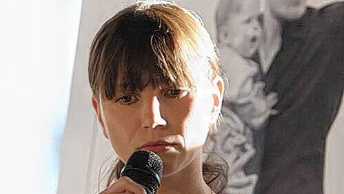 Zum ersten Mal nach der Trauerfeier für ihren Mann trat sie nun wieder öffentlich auf: Teresa Enke. Zum ersten Mal nach der Trauerfeier für ihren Mann trat sie nun wieder öffentlich auf: Teresa Enke.