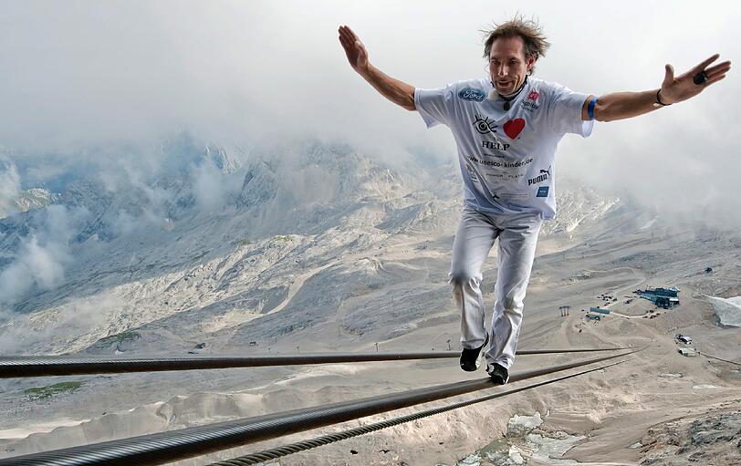 "Spaziergang" auf einem 50 Millimeter breiten Stahlseil zwischen Zugpitzplatt und Gipfel: die spektakulären Bilder vom Weltrekord des Schweizer Seiltänzers Freddy Nock.