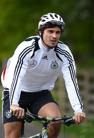 Konzentration in Danzig: Beim Training der Nationalelf zwei Tage vor dem EM-Auftaktspiel stehen mit Lahm und Khedira wieder alle 23 Spieler auf dem Platz.
