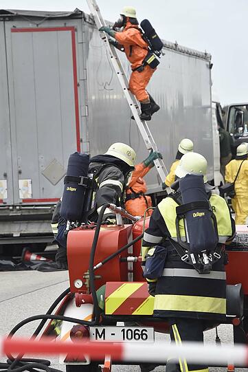 Wie gefährlich war die Flüssigkeit aus dem Lkw? Die Feuerwehr tappte zunächst im Dunkeln.