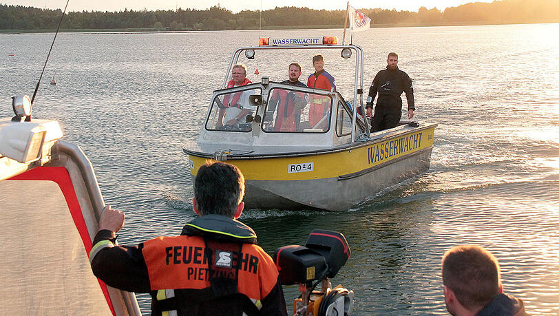 Die Wasserwacht war auf dem Simssee im Einsatz. Eine große Suchaktion mit Tauchern und zwei Hubschraubern blieb lange erfolglos.