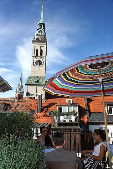Rooftopbar Emiko, Hotel Louis: Die 70 Quadratmeter große begrünte Dachterrasse des japanischen Restaurants Emiko befindet sich im sechsten Stock des Hotel Louis am Viktualienmarkt. Trotz der sehr zentralen Lage ist es sehr ruhig &ndash; also genau richtig, um nach einem anstrengenden Arbeitstag gemütlich einen Cocktail zu schlürfen und abzuschalten. Nur der Alte Peter und die Turmspitzen von Frauenkirche und Rathaus blicken über die Innenhofdächer auf die Dachterrasse. Abends sollte man unbedingt reservieren. Neben der wunderbaren Aussicht gibt&rsquo;s außergewöhnliche japanische Küche und asiatisch inspirierte, spätsommerliche Cocktails.