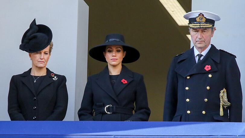 Beim Remembrance Day am 11. November stand Herzogin Meghan auf einem Balkon neben Prinz Edwards Frau Sophie, Gräfin von Wessex und Prinzessin Annes Ehemann Tim Laurence.