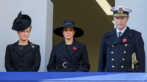 Beim Remembrance Day am 11. November stand Herzogin Meghan auf einem Balkon neben Prinz Edwards Frau Sophie, Gräfin von Wessex und Prinzessin Annes Ehemann Tim Laurence.