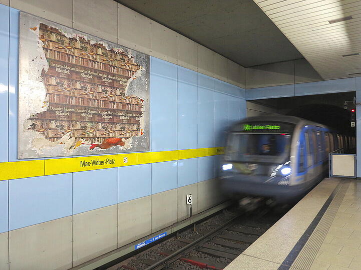 Die einfahrende U-Bahn stören die "Papierfetzen" an der Wand nicht.