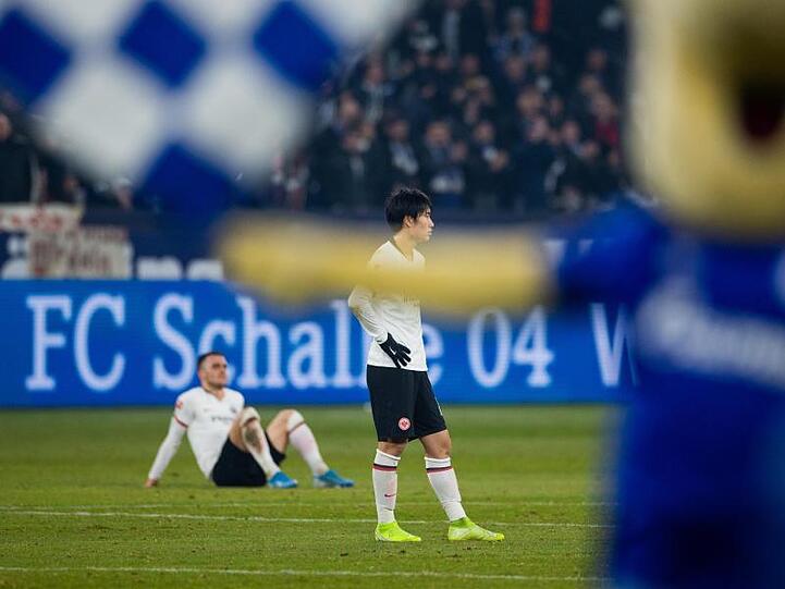 Frankfurts Spieler machen nach der Niederlage auf Schalke einen erschöpften Eindruck.