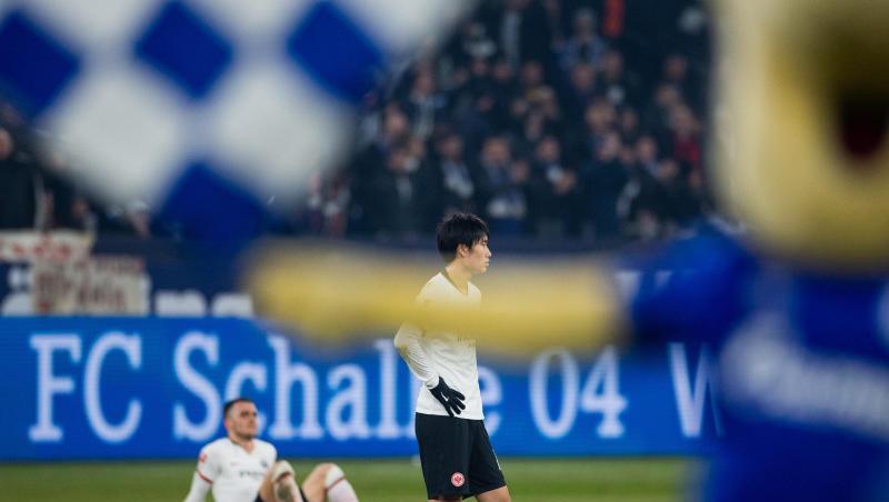 Frankfurts Spieler machen nach der Niederlage auf Schalke einen erschöpften Eindruck. Frankfurts Spieler machen nach der Niederlage auf Schalke einen erschöpften Eindruck.