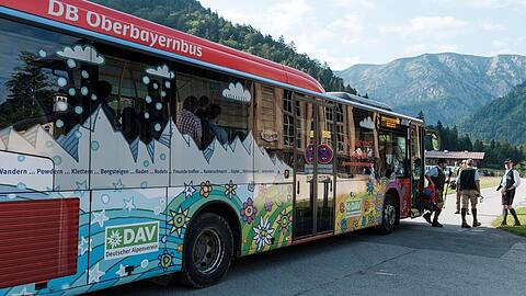 Mit dem Bus Richtung Berge zum Wandern fahren. (Symbolbild)