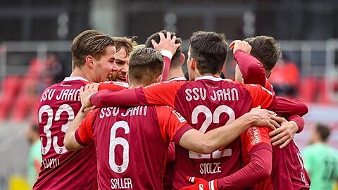 Die Mannschaft von Regensburg jubelt nach einem Treffer gegen Sandhausen.