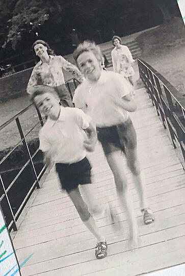 Alexander Schell "übt" mit seinen Geschwistern im Olympiapark laufen.