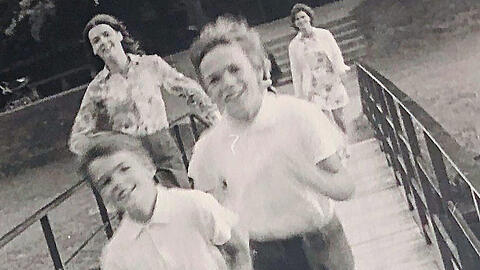 Alexander Schell "übt" mit seinen Geschwistern im Olympiapark laufen.