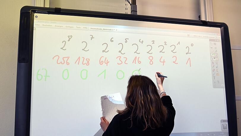 Eine Realschülerin einer zehnten Klasse arbeitet in einer Unterrichtsstunde an einem Active Board (interaktive Tafel).