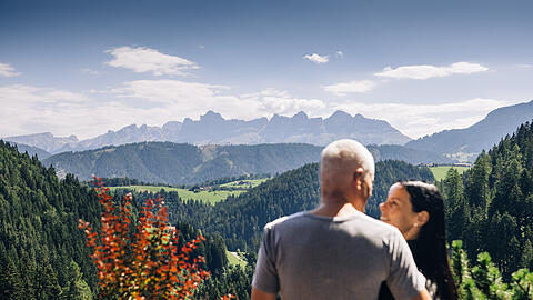 Das Hotel Ganischgerhof in Südtirol bietet eine spektakuläre Aussicht auf die Dolomiten.