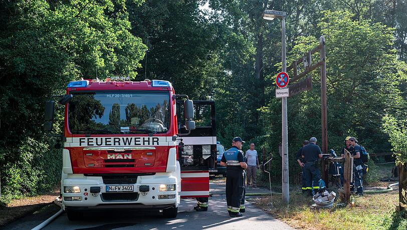 Einsatzkräfte der Feuerwehr überwachen das Areal auch Stunden nach dem Feuer. Einsatzkräfte der Feuerwehr überwachen das Areal auch Stunden nach dem Feuer.