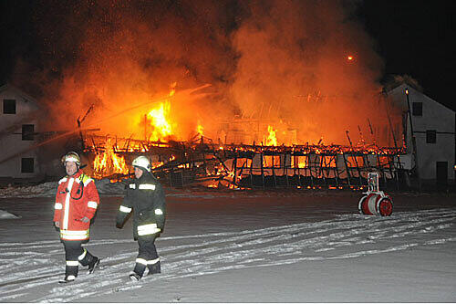 Als die Feuerwehrmänner eintrafen, stand der ehemalige Stall schon lichterloh in Flammen.