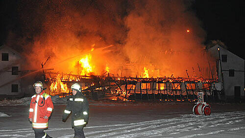 Als die Feuerwehrmänner eintrafen, stand der ehemalige Stall schon lichterloh in Flammen. Als die Feuerwehrmänner eintrafen, stand der ehemalige Stall schon lichterloh in Flammen.