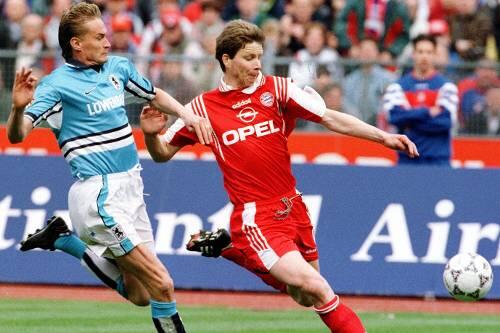 Michael "Tanne" Tarnat (hier im Derby gegen die Löwen) bestritt 122 Spiele auf der linken Abwehrseite für den FC Bayern. Er wurde vier Mal Deutscher Meister, gewann drei Mal den DFB-Pokal sowie 2001 die Champions League. Seine aktive Karriere ließ er bei Hannover 96 ausklingen.