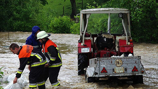 Feuerwehrleute arbeiten am 10.06.2013 im Hochwasser in Kumbach im Landkreis Günzburg (Bayern). Heftige Regenfälle haben die Wasserstände an den Donauzuflüssen in Schwaben rasant ansteigen lassen. Feuerwehrleute arbeiten am 10.06.2013 im Hochwasser in Kumbach im Landkreis Günzburg (Bayern). Heftige Regenfälle haben die Wasserstände an den Donauzuflüssen in Schwaben rasant ansteigen lassen.