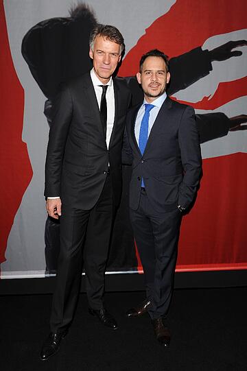 Claus-Dietrich Lahrs (CEO der HUGO BOSS AG)posiert mit Schauspieler Moritz Bleibtreu (in BOSS) bei der BOSS-Party und Vernissage "A PERSONAL TOUCH - young photo journalists at the red carpet" im Rahmen der Berlinale im BOSS Store Berlin am Mittwoch.