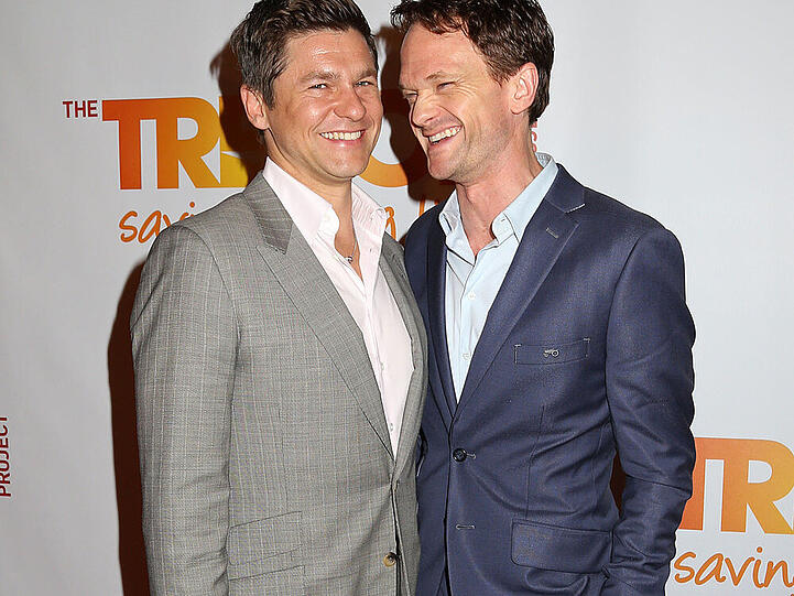David Burtka (links) und Neil Patrick Harris zusammen auf dem roten Teppich