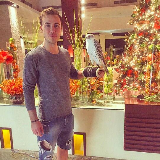 Götze ließ sich auch mit einem Greifvogel auf dem Arm ablichten. Ob der mit seinen Klauen zuvor an Götzes zerrissener Hose wütete?