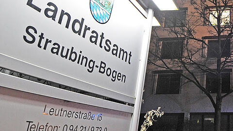 Das Landratsamt in Straubing: Ein Mitarbeiter der Behörde soll tief in den Bayern-Ei-Skandal verwickelt sein.