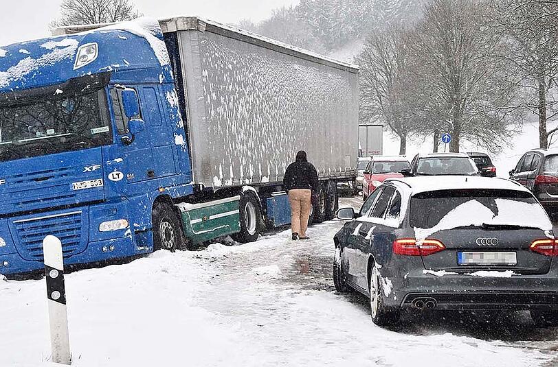 In Kirchseeon ist ein Audi frontal mit einem 40 Tonner kollidiert, der beim Versuch auszuweichen, in einer Wiese landete. Nach örtlichen Infos gab es keine Verletzten.