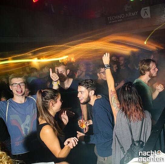 Gute Laune Hoch 10 wurde samstags im Ampere zelebriert. 14 lokale Minimal-/Techno-DJs sorgten für die gute Laune.