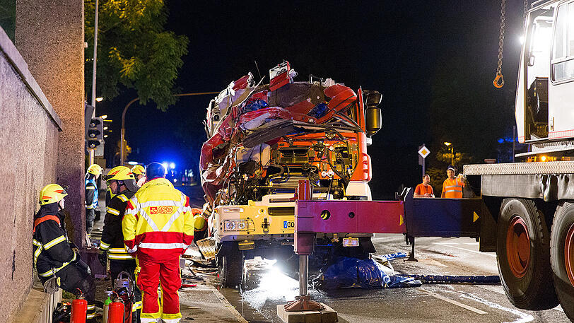 Die Feuerwehrler müssen ihren jungen Kollegen aus dem Wrack befreien.