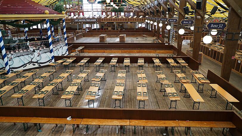 Bereits am Tag nach dem Wiesn-Kehraus haben die Abbau- und Aufräumarbeiten auf dem Oktoberfestgelände begonnen.