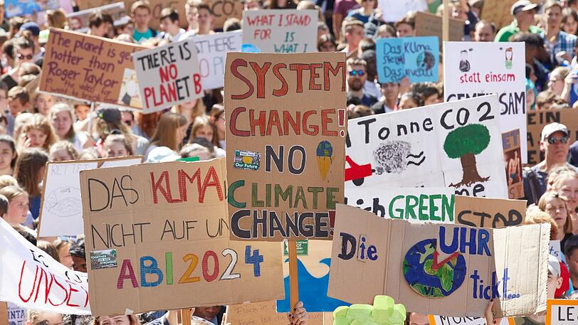 Wenige Tage vor dem UN-Klimagipfel in Madrid ruft Fridays for Future am Freitag zum zweiten weltweiten Klimastreik auf. Im Vorfeld organisiert Students for Future eine bundesweite "Public Climate School" mit Expertenvorträgen und Workshops an Hochschulen.