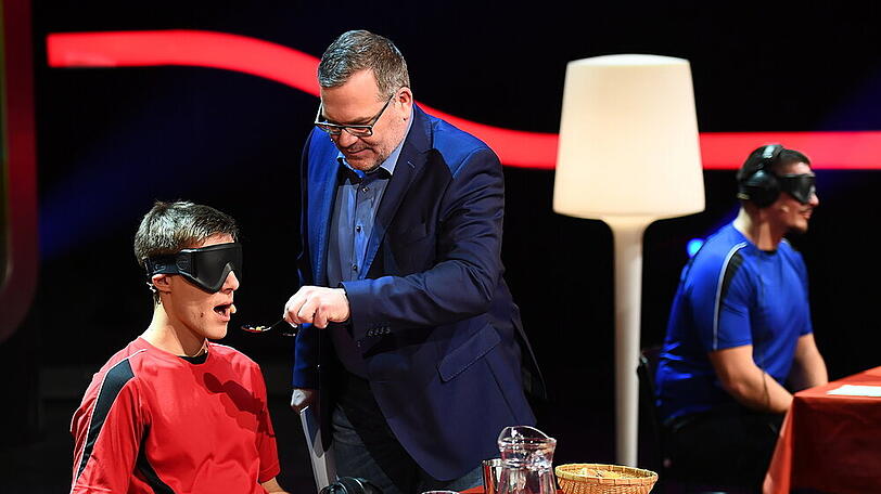 "Schlag den Besten": Elton (M.) mit den Kandidaten Robin (l.) und Ivi