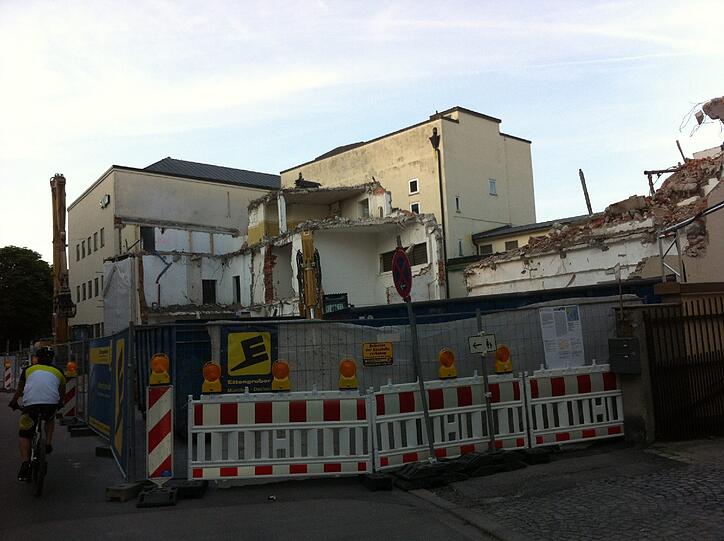 ... dahinter die eingerissene Fassade...