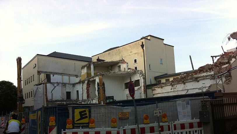 ... dahinter die eingerissene Fassade... ... dahinter die eingerissene Fassade...
