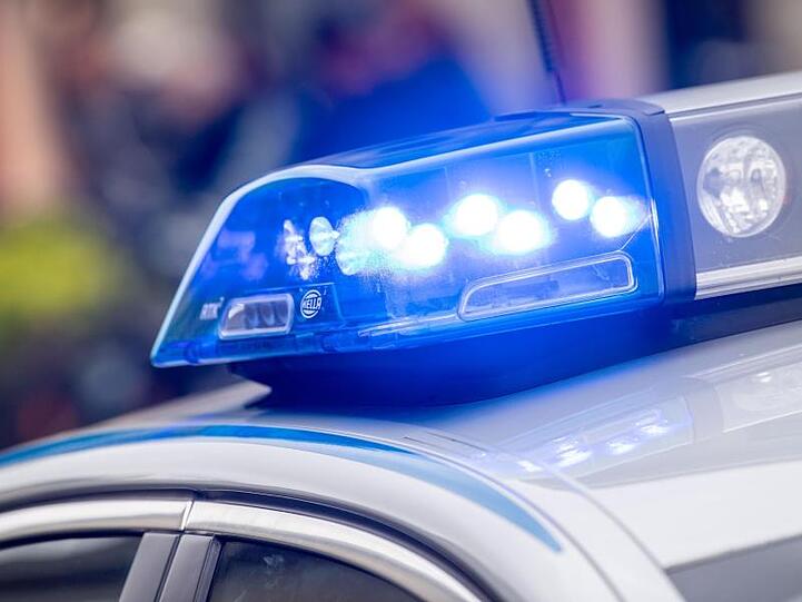 Blaulicht leuchtet auf dem Dach eines Polizeiwagens. Foto: Lino Mirgeler/Archiv